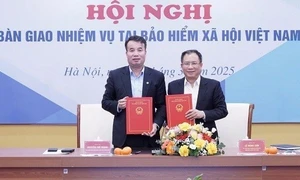 Nguyên Tổng Giám đốc BHXH Việt Nam Nguyễn Thế Mạnh chúc mừng Lãnh đạo BHXH Việt Nam bổ nhiệm theo cơ cấu, tổ chức mới.