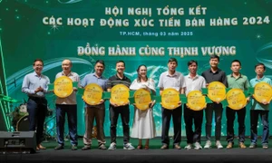 Các đại lý trúng giải thưởng chương trình quay số may mắn “Đón Mùa Vàng – Kết Lộc Vàng” tại hội nghị.