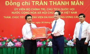 Chủ tịch Quốc hội chúc Tết tại Bệnh viện Đa khoa Trung ương Cần Thơ