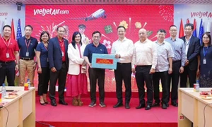 Cục trưởng Cục Hàng không Việt Nam Uông Việt Dũng thăm, chúc Tết Tổng công ty hàng không Vietjet nhân dịp Tết Nguyên đán Ất tỵ 2025