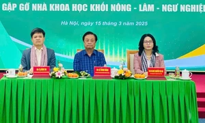 Phó Chủ tịch Quốc hội Lê Minh Hoan trao khăn tặng lãnh đạo, cán bộ các cơ sở đào tạo, bồi dưỡng của Bộ Nông nghiệp và Môi trường