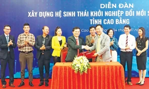 Giám đốc Sở Khoa học và Công nghệ Bế Đăng Khoa kiểm tra đề tài “Nghiên cứu bảo tồn và phát triển nguồn gen gà xương đen, thịt đen bản địa (gà Mông)