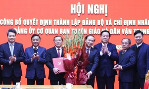 Thường trực Ban Bí thư Trần Cẩm Tú, Trưởng Ban Tuyên giáo và Dân vận Trung ương Nguyễn Trọng Nghĩa với các đại biểu tham dự Hội nghị