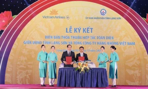 Vietnam Airlines và UBND tỉnh Lạng Sơn ký kết hợp tác toàn diện giai đoạn 2025 – 2030 để quảng bá xúc tiến đầu tư, thương mại, du lịch và hàng không. Ảnh: VNA