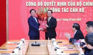 Trưởng Ban Tuyên giáo và Dân vận Trung ương Nguyễn Trọng Nghĩa trao quyết định, tặng hoa chúc mừng ông Huỳnh Thành Đạt