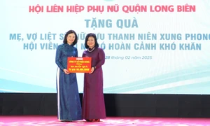 Hanel giao lưu và tặng quà Chương trình "Sáng mãi truyền thống ba đảm đang" quận Long Biên