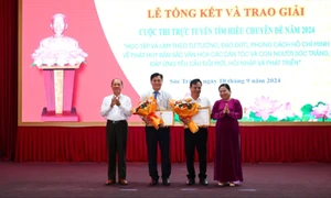 Đại diện lãnh đạo Tỉnh ủy Sóc Trăng và Ban Tuyên giáo Tỉnh ủy Sóc Trăng trao giải Nhất Chung cuộc tập thể và Nhất chung cuộc cá nhân cho các đơn vị và cá nhân