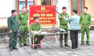 Công an xã Sơn Kim 2 (huyện Hương Sơn) tiếp nhận, thu gom vũ khí, vật liệu nổ từ người dân