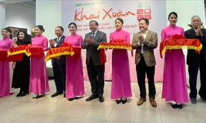 “Khai Xuân” với 58 tác phẩm tranh, tượng về mùa xuân