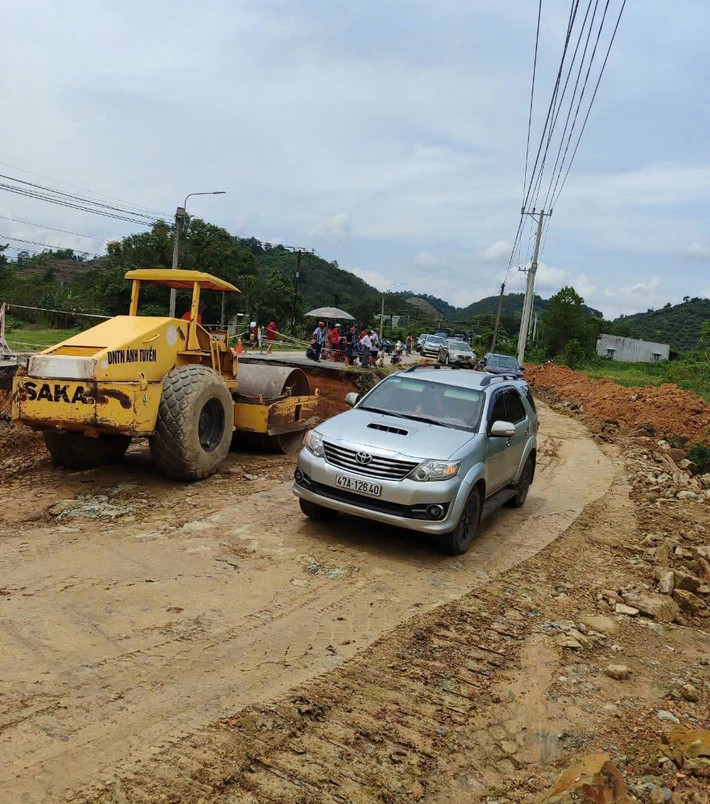Phương tiện bắt đầu lưu thông qua đường tránh tạm 1.jpg