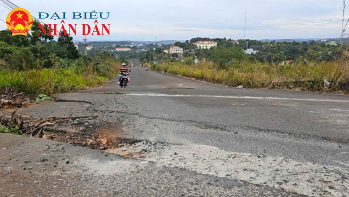 Tuyến đường độ chênh sụt trượt khoảng 10cm, chiều dài vết nứt 25m. Ảnh: Đức Hưng 18-501.jpg