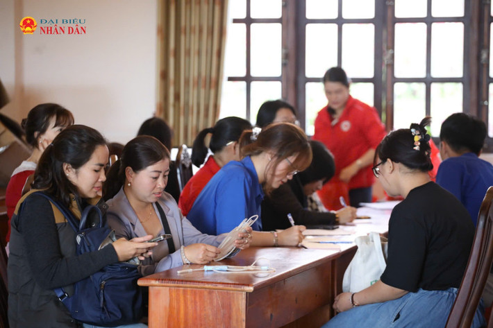 Nhiều bạn trẻ tham gia đăng ký hiến máu tình nguyện z6406161442987-8229000405655d75cf03285ed1829dc5-3504.jpg