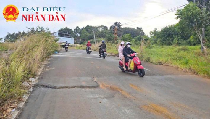 Dù có biển báo cấm, người và các phương tiện vẫn bấp chấp nguy hiểm lưu thông qua tuyến đường. Ảnh: Đức Hưng 22-1595.jpg