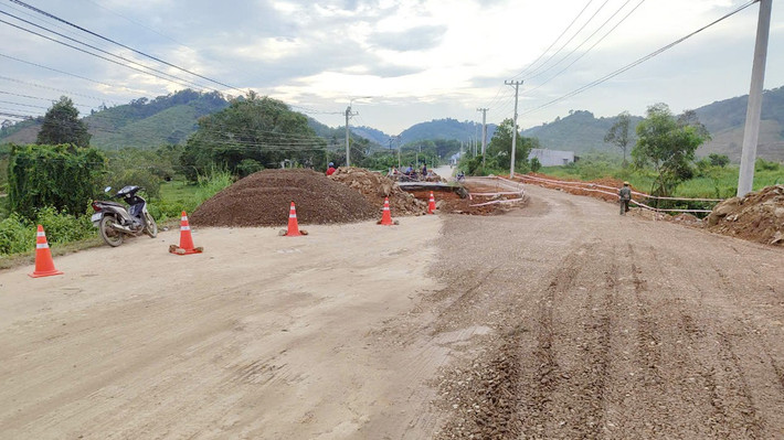 Những công đoạn cuối cùng của đường tránh tạm đang được hoàn thiện z5869674725360_81b5ff17cf25502176ff9c919570121a_20240926164911.jpg