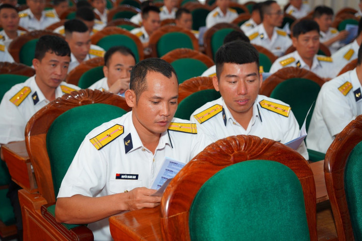 Cán bộ Chiến sỹ Quân chủng Hải quân nghiên cứu thông tin về sản phẩm bảo hiểm. 2.jpg