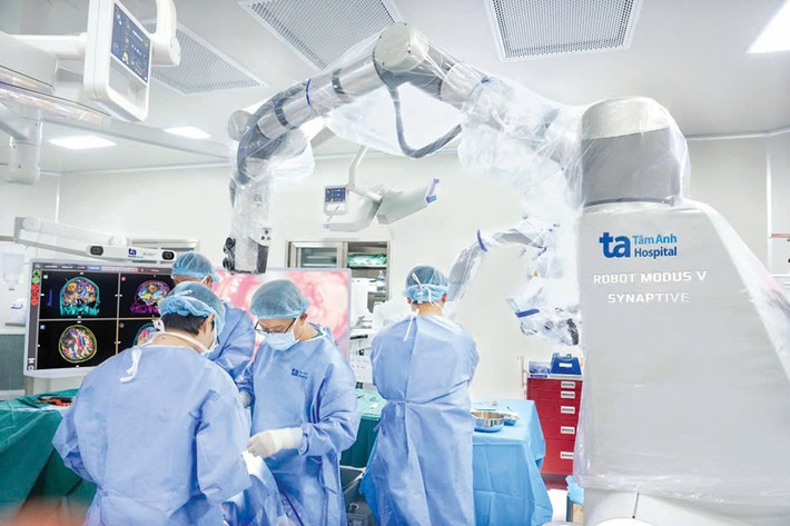 Hệ thống Bệnh viện Đa khoa Tâm Anh sở hữu nhiều máy móc hiện đại và duy nhất tại Việt Nam, trong đó sở hữu và làm chủ kỹ thuật mổ não, tủy sống thành công bằng Robot Modus V Synaptive ứng dụng trí tuệ nhân tạo (AI). Êkip bệnh viện đã thực hiện kỷ lục hơn 100 ca mổ não và tủy sống khó, nguy hiểm trong năm 2024, hồi sinh và mang lại cuộc sống khỏe mạnh cho các bệnh nhân. 49ae8f8de8cb57950eda.jpg