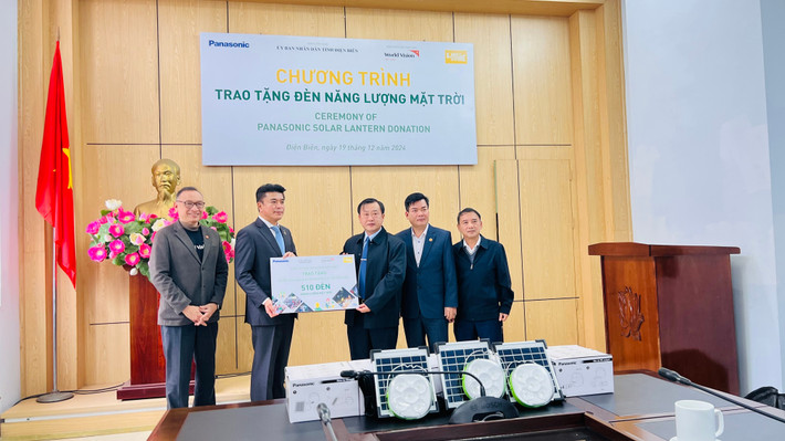 World Vision International tại Việt Nam và Tập đoàn Panasonic trao tặng 510 đèn năng lượng mặt trời xách tay cho các hộ dân tại các thôn chưa có lưới điện quốc gia các huyện Tủa Chùa và Mường Chà, tỉnh Điện Biên. 5-dai-dien-wviv-panasonic-ubnd-dien-bien-tien-hanh-le-trao-tang.jpg