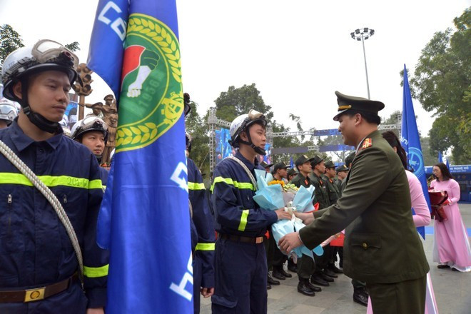 Các đồng chí lãnh đạo tặng hoa các đội hình xung kích của tuổi trẻ Công an thành phố Hà Nội. 5-6179-1828.jpg