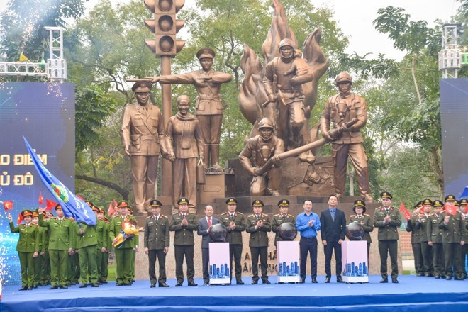 Các đồng chí lãnh đạo thực hiện nghi lễ phát động ra quân 8 đội hình xung kích của tuổi trẻ Công an thành phố Hà Nội. 8-989-7437.jpg