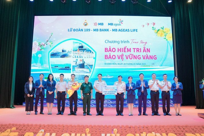 Đại điện MB Bank và MB Ageas Life trao tặng Bảo hiểm Ung thư cho các chiến sỹ Lữ đoàn 189. 3.jpg