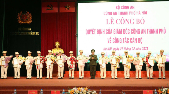 Trung tướng Nguyễn Hải Trung trao quyết định và tặng hoa các đồng chí nhận quyết định nghỉ hưu trước hạn tuổi. 5c16f05b5bfce5a2bced.jpg