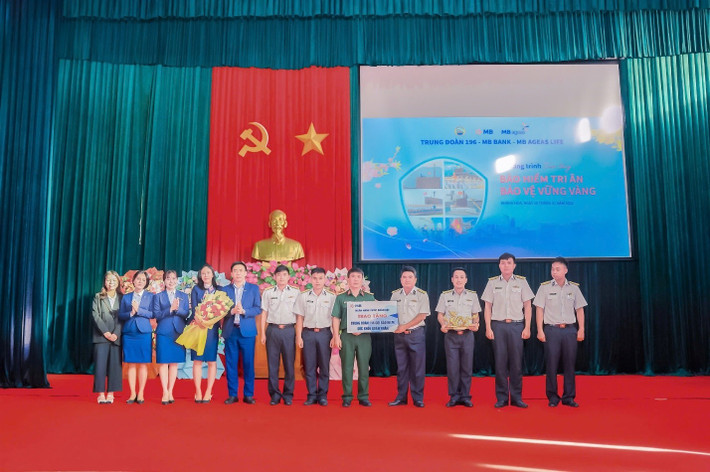 Buổi lễ trao tặng Bảo hiểm Ung thư cho các chiến sỹ Trung đoàn 196. 1.jpg