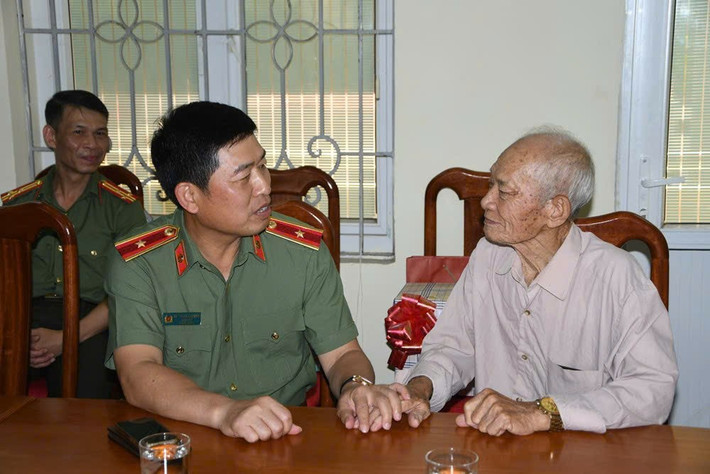 Giám đốc Công an thành phố Hải phòng thăm hỏi người cao tuổi. 537650ef72f7cda994e6.jpg