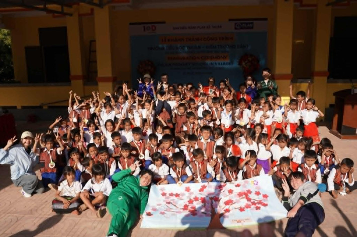 Các em học sinh tại trường Tiểu học Thuận 1 phấn khởi khi có trường học mới. tai-xuong-1.jpg