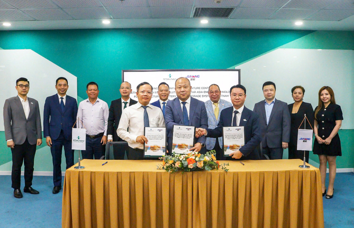 Lễ ký kết hợp tác liên doanh giữa Công ty Giải pháp Năng lượng Stavian và Công ty Công nghệ Năng lượng Juhang (Singapore). 1.png