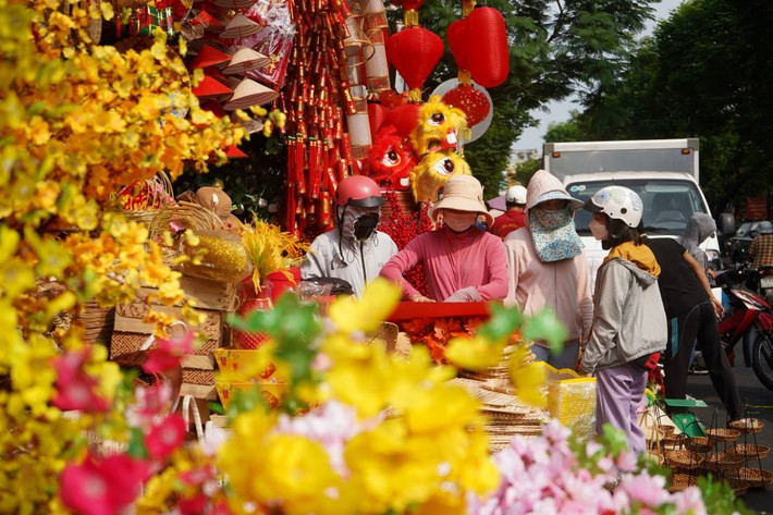 Người dân nhộn nhịp mua sắm đồ trang trí Tết img-9666.jpg