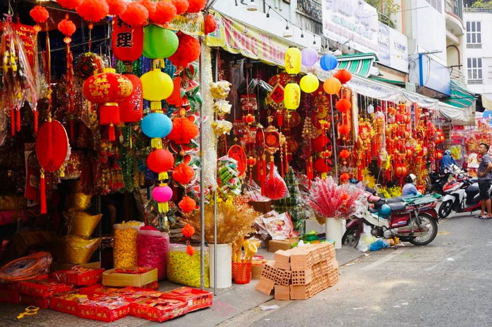 Tuyến đường Hải Thượng Lãn Ông (Quận 5) rực rỡ màu sắc với nhiều mặt hàng trang trí Tết img-9665.jpg