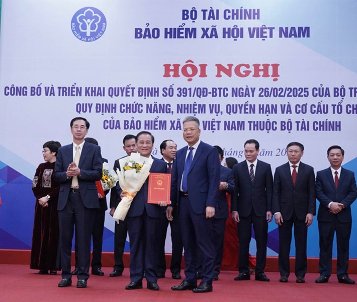 Lãnh đạo BHXH Việt Nam trao Quyết định và tặng hoa chúc mừng Ông Phạm Minh Thành – Giám đốc BHXH Khu vực V (Đồng Nai) 111.jpg