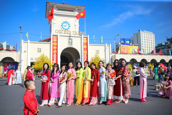 Khu vực phía trước Chợ Bến Thành thu hút đông đảo người dân và du khách đến thăm quan, chụp ảnh img-9661.jpg