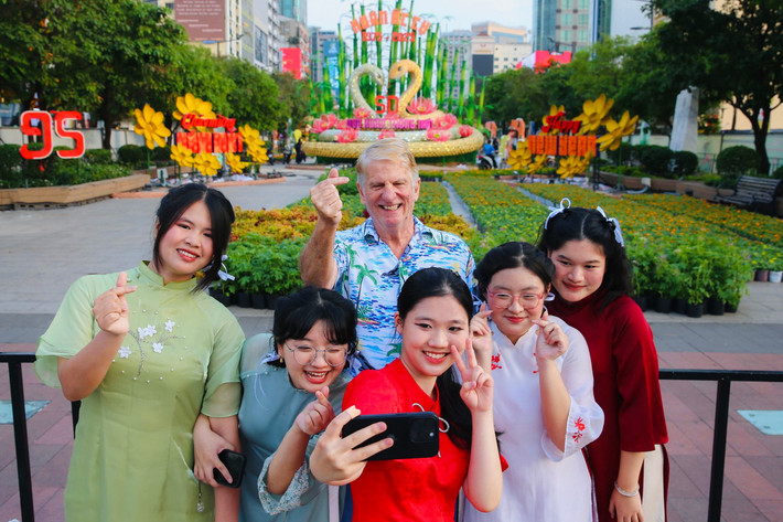 Đôi linh vật tại cổng chào của Đường hoa Nguyễn Huệ 2025 là Kim Tỵ - Ngân Tỵ cùng nhiều tiểu cảnh khác cũng thu hút sự chú ý của người dân và du khách img-9662.jpg