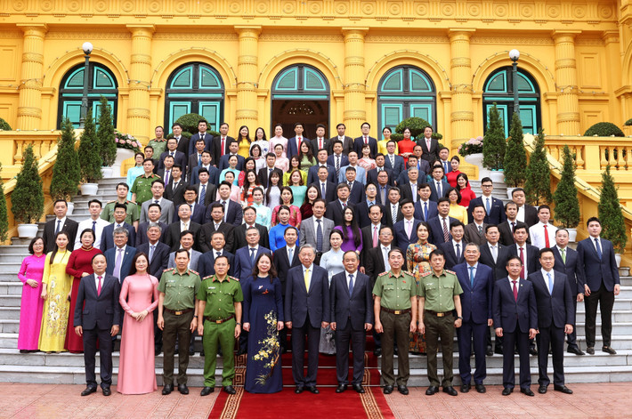 Chủ tịch nước Tô Lâm với các cán bộ Văn phòng Chủ tịch nước. Ảnh: Thống Nhất Chủ tịch nước Tô Lâm gặp gỡ cán bộ Văn phòng Chủ tịch nước -0