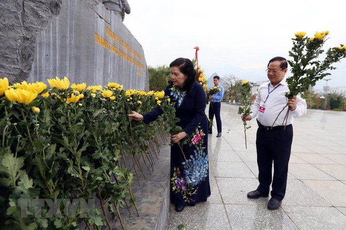 Bí thư Tỉnh ủy, Trưởng Đoàn đại biểu Quốc hội tỉnh, Chủ tịch HĐND tỉnh Lai Châu Giàng Páo Mỷ dâng hoa trước tượng đài Bác Hồ với đồng bào các dân tộc Lai Châu. Ảnh: (Ảnh: Quý Trung/TTXVN) Lễ thượng cờ Tổ quốc ở giải vô định quốc gia Marathon 2023 -0