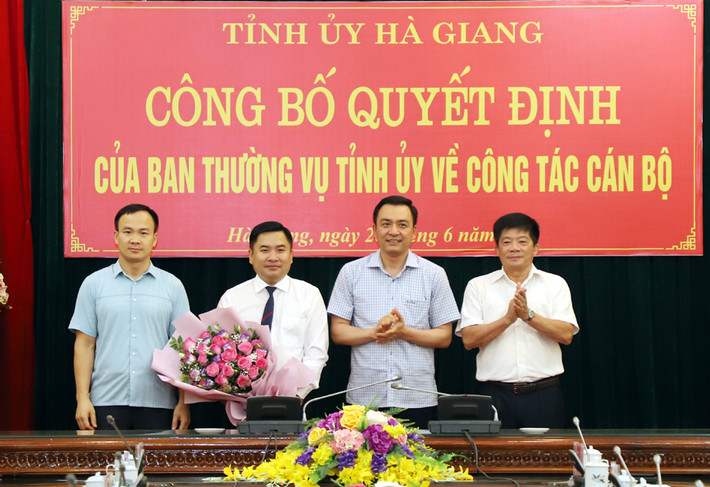 Lãnh đạo Văn phòng Tỉnh ủy tặng hoa chúc mừng tân Phó Chánh Văn phòng Tỉnh ủy Nguyễn Tiến Duy Hà Giang: Công bố Quyết định của Ban Thường vụ Tỉnh ủy về công tác cán bộ -0