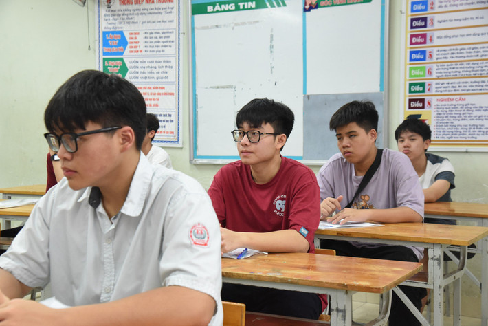Hà Nội: Hơn 106.000 thí sinh hồi hộp đến trường làm thủ tục dự thi lớp 10 THPT ảnh 10 Sáng nay, hơn 106.000 thí sinh Hà Nội đến trường làm thủ tục dự thi lớp 10 THPT -0