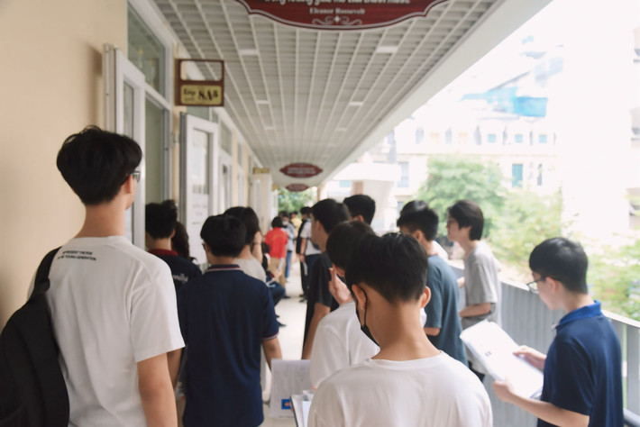 Hà Nội: Hơn 106.000 thí sinh hồi hộp đến trường làm thủ tục dự thi lớp 10 THPT ảnh 2 Sáng nay, hơn 106.000 thí sinh Hà Nội đến trường làm thủ tục dự thi lớp 10 THPT -0