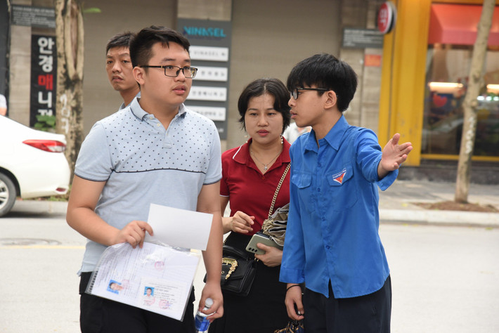 Hà Nội: Hơn 106.000 thí sinh hồi hộp đến trường làm thủ tục dự thi lớp 10 THPT ảnh 16 Sáng nay, hơn 106.000 thí sinh Hà Nội đến trường làm thủ tục dự thi lớp 10 THPT -2