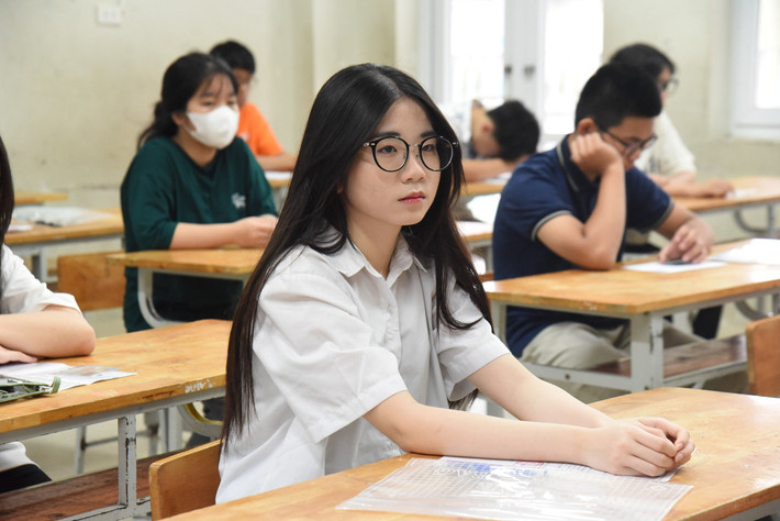 Hà Nội: Hơn 106.000 thí sinh hồi hộp đến trường làm thủ tục dự thi lớp 10 THPT ảnh 11 Sáng nay, hơn 106.000 thí sinh Hà Nội đến trường làm thủ tục dự thi lớp 10 THPT -1