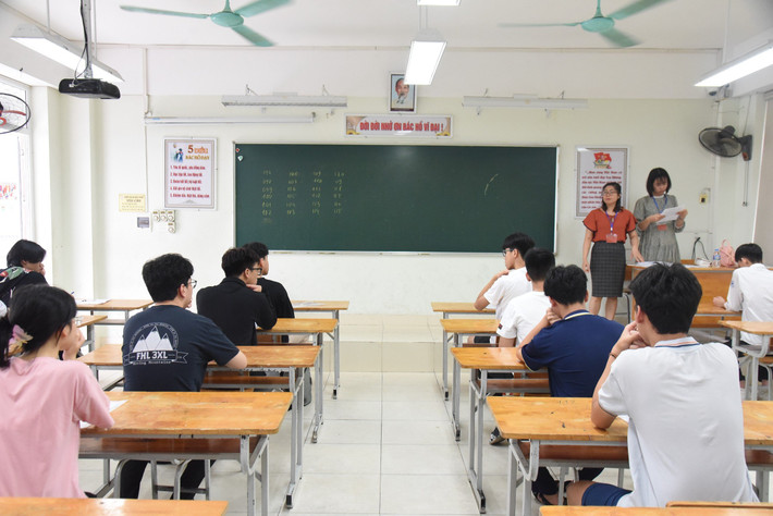 Hà Nội: Hơn 106.000 thí sinh hồi hộp đến trường làm thủ tục dự thi lớp 10 THPT ảnh 4 Sáng nay, hơn 106.000 thí sinh Hà Nội đến trường làm thủ tục dự thi lớp 10 THPT -0