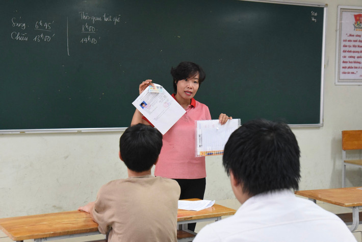 Hà Nội: Hơn 106.000 thí sinh hồi hộp đến trường làm thủ tục dự thi lớp 10 THPT ảnh 8 Sáng nay, hơn 106.000 thí sinh Hà Nội đến trường làm thủ tục dự thi lớp 10 THPT -0