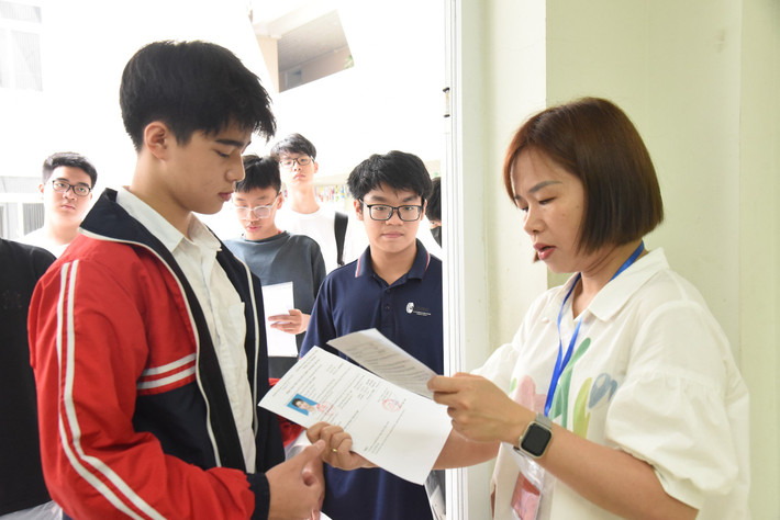 Hà Nội: Hơn 106.000 thí sinh hồi hộp đến trường làm thủ tục dự thi lớp 10 THPT ảnh 3 Sáng nay, hơn 106.000 thí sinh Hà Nội đến trường làm thủ tục dự thi lớp 10 THPT -0