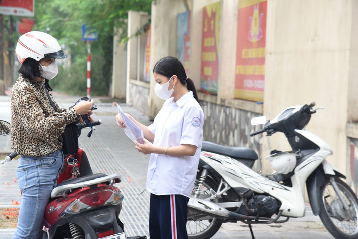 Hà Nội: Hơn 106.000 thí sinh hồi hộp đến trường làm thủ tục dự thi lớp 10 THPT ảnh 12 Sáng nay, hơn 106.000 thí sinh Hà Nội đến trường làm thủ tục dự thi lớp 10 THPT -0