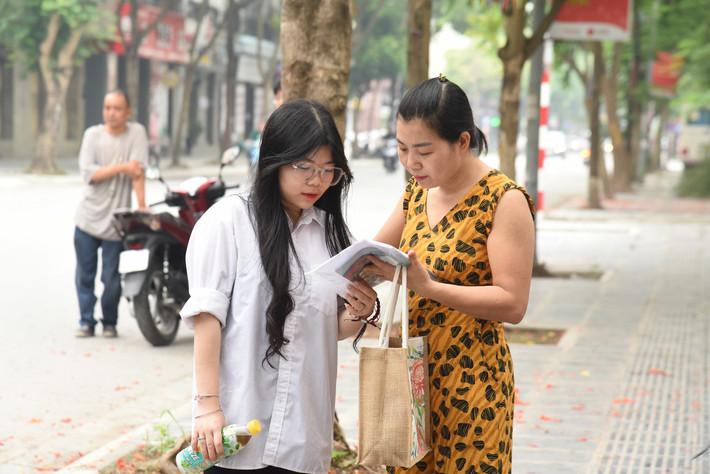 Hà Nội: Hơn 106.000 thí sinh hồi hộp đến trường làm thủ tục dự thi lớp 10 THPT ảnh 13 Sáng nay, hơn 106.000 thí sinh Hà Nội đến trường làm thủ tục dự thi lớp 10 THPT -0