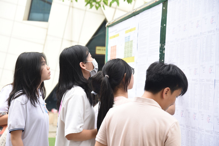 Hà Nội: Hơn 106.000 thí sinh hồi hộp đến trường làm thủ tục dự thi lớp 10 THPT ảnh 17 Sáng nay, hơn 106.000 thí sinh Hà Nội đến trường làm thủ tục dự thi lớp 10 THPT -0