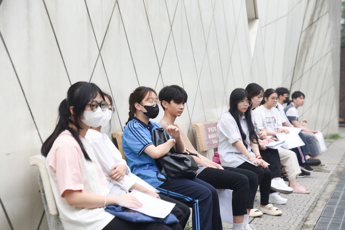 Hà Nội: Hơn 106.000 thí sinh hồi hộp đến trường làm thủ tục dự thi lớp 10 THPT ảnh 1 Sáng nay, hơn 106.000 thí sinh Hà Nội đến trường làm thủ tục dự thi lớp 10 THPT -0