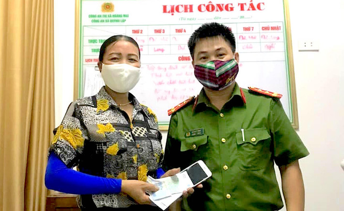 Cán bộ Công an xã Quỳnh Lập trao trả lại tài sản cho chị Tùy Cán bộ Công an xã Quỳnh Lập trao trả lại tài sản cho chị Tùy