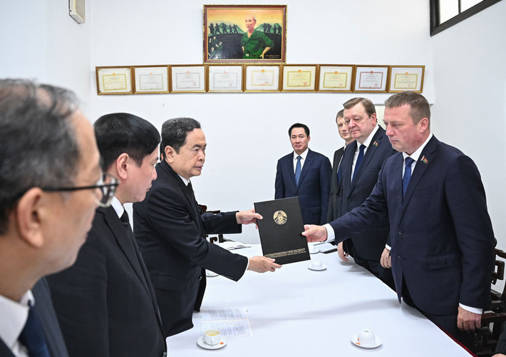 Phó Chủ tịch Thượng viện Siarhei Khamenka trao Thông điệp chia buồn của Tổng thống Belarus tới Chủ tịch Quốc hội Trần Thanh Mẫn. Ảnh: Lâm Hiển Chủ tịch Quốc hội Trần Thanh Mẫn tiếp Phó Chủ tịch Hội đồng Cộng hòa Belarus -0